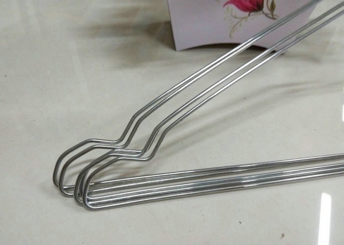 Schöner Plastiküberzogene Kleiderbügel, Weißmetall-Kleiderbügel für